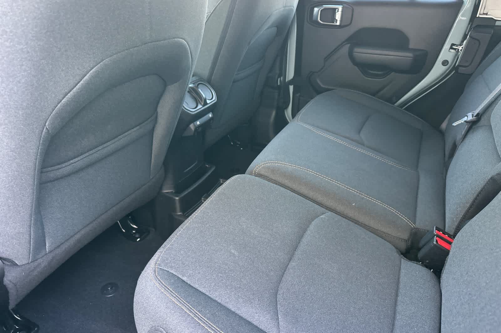 Used 2024 Jeep Wrangler Unlimited AWD/4WD image 4