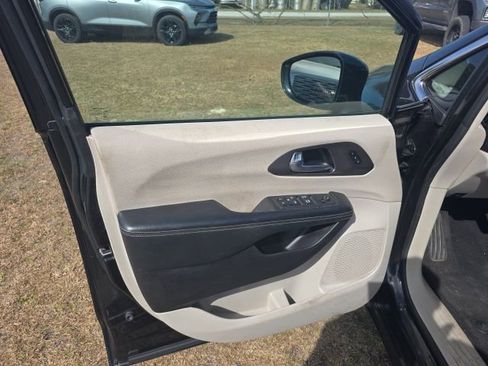 Used 2022 Chrysler Pacifica Touring-L image 11