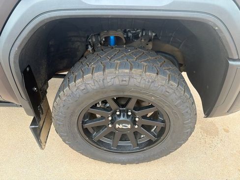 Used 2025 GMC Sierra 2500 AT4X AWD/4WD image 9