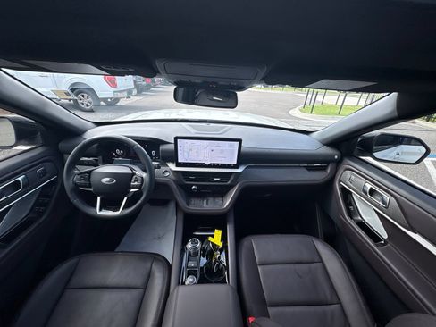 Used 2025 Ford Explorer Platinum RWD image 18