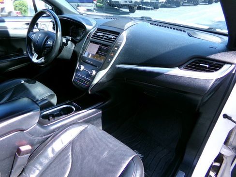 Used 2019 Lincoln MKC Reserve w/ MKC Technology Package FWD image 12