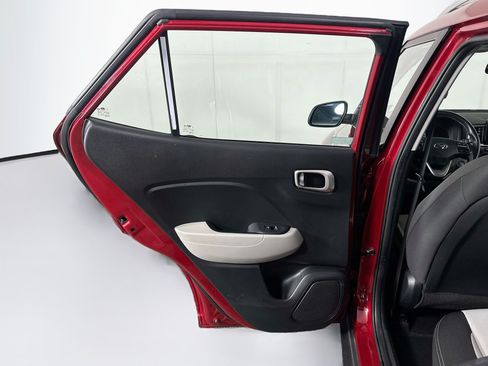 Used 2025 Hyundai Venue SEL FWD image 24