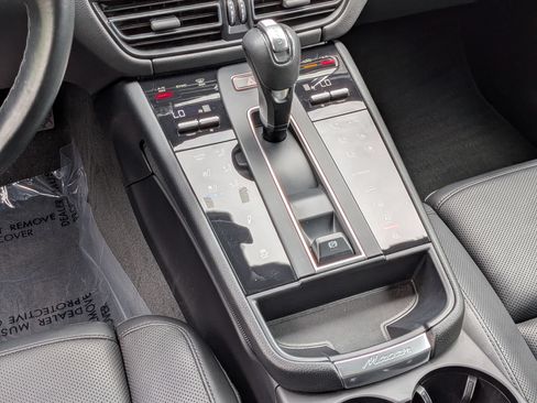 Certified 2022 Porsche Macan S AWD/4WD image 18