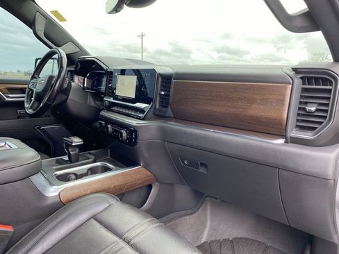 Used 2022 Chevrolet Silverado 1500 High Country w/ Technology Package image 16