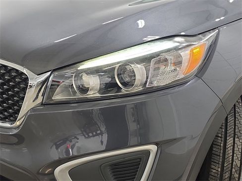 Used 2017 Kia Sorento LX image 30