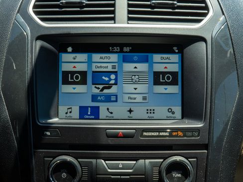 Used 2017 Ford Explorer XLT w/ Equipment Group 202A FWD image 21