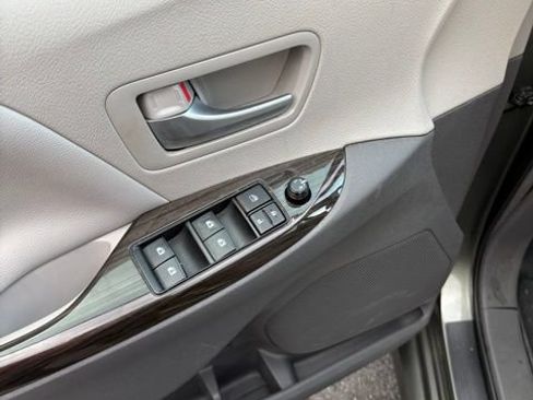 Used 2019 Toyota Sienna XLE w/ XLE Navigation Package FWD image 11