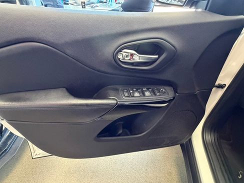 Used 2019 Jeep Cherokee Latitude Plus FWD image 19