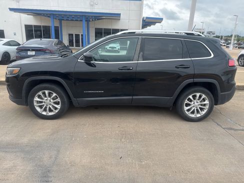 Used 2019 Jeep Cherokee Latitude w/ Popular Appearance Group image 2