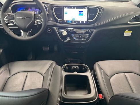 Used 2026 Chrysler Pacifica Select image 2
