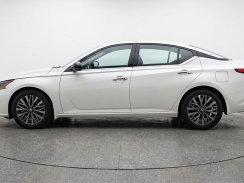 Used 2025 Nissan Altima 2.5 SV FWD image 5