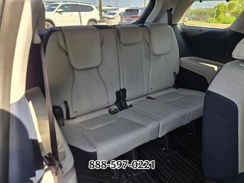 Used 2026 Kia Carnival EX FWD image 18