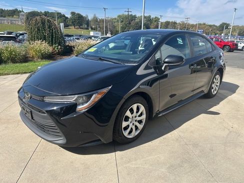 Used 2023 Toyota Corolla LE image 3