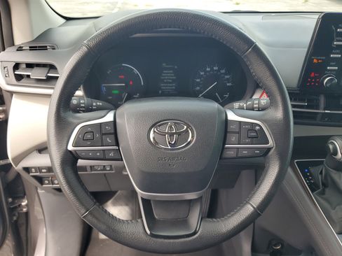 Used 2024 Toyota Sienna XLE FWD image 19