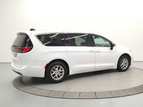 Used 2024 Chrysler Pacifica Touring-L FWD image 7