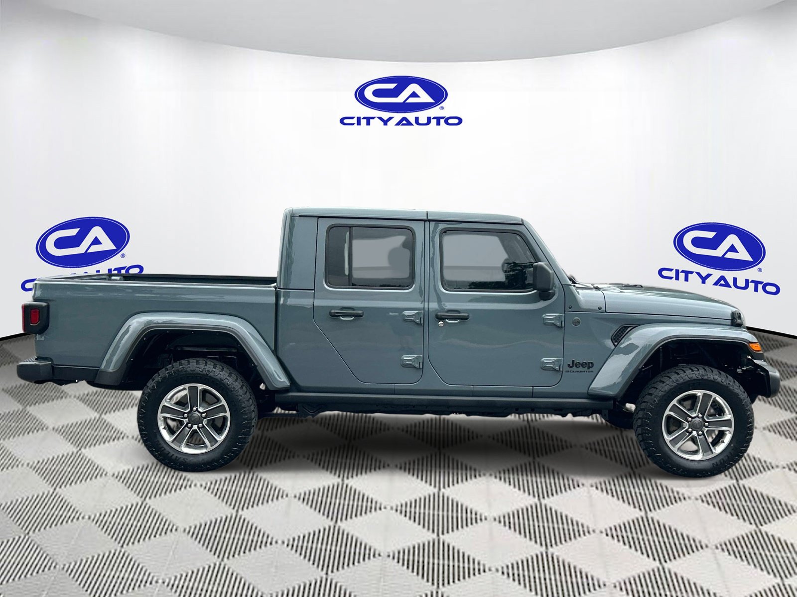 Used 2025 Jeep Gladiator Sport AWD/4WD image 2