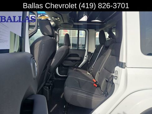 Used 2022 Jeep Wrangler Unlimited Sahara image 26