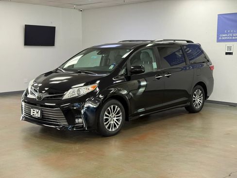 Used 2020 Toyota Sienna XLE image 2