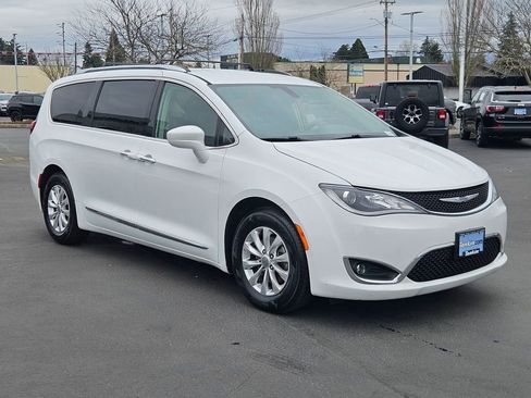 Used 2018 Chrysler Pacifica Touring-L image 8