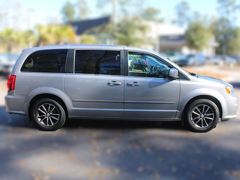 Used 2016 Dodge Grand Caravan SXT image 18