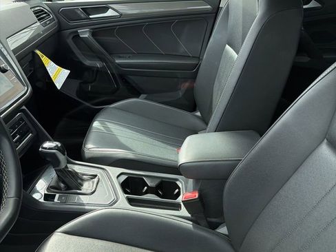 Used 2024 Volkswagen Tiguan SE image 13