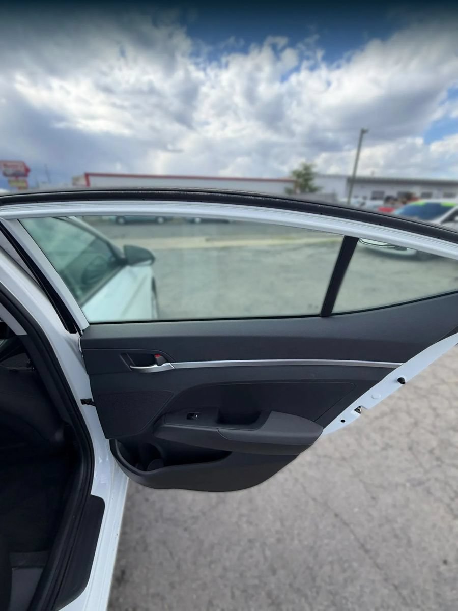 Used 2019 Hyundai Elantra SE w/ Cargo Package FWD image 18
