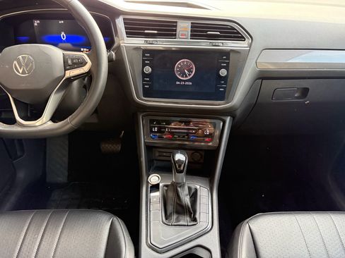 Used 2022 Volkswagen Tiguan SE w/ Panoramic Sunroof Package FWD image 32