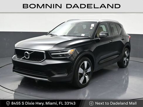 Used 2019 Volvo XC40 T5 Momentum image 1