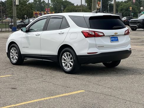 Used 2021 Chevrolet Equinox LS w/ LS Convenience Package FWD image 4
