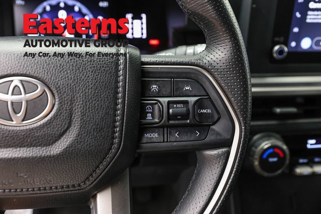 Used 2025 Toyota 4Runner SR5 AWD/4WD image 18