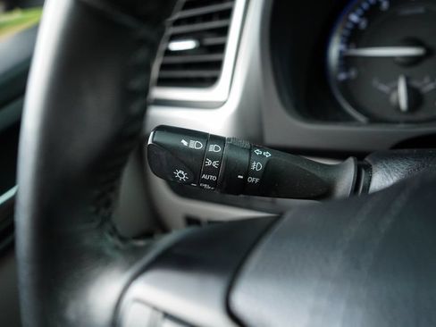 Used 2019 Toyota Highlander Limited FWD image 35