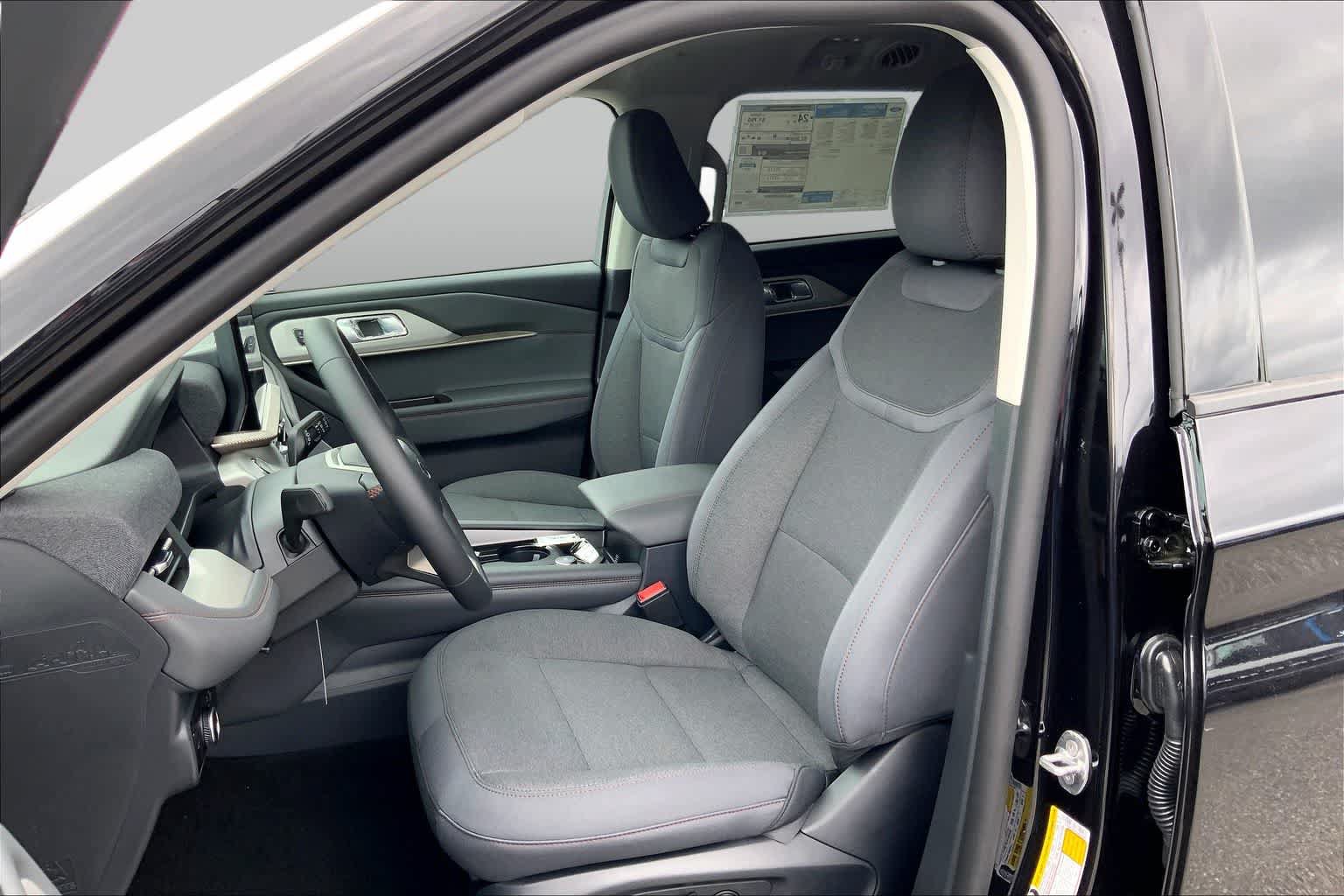 New 2026 Ford Explorer Active RWD image 9