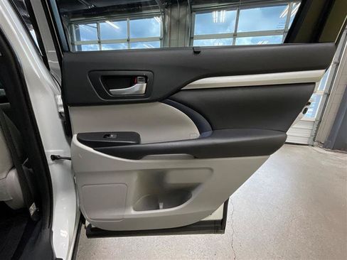 Used 2019 Toyota Highlander XLE FWD image 30