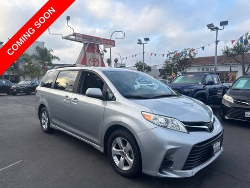 Used 2020 Toyota Sienna LE w/ Carpet Mat Package FWD image 2