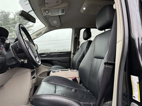 Used 2013 Chrysler Town & Country Touring image 11