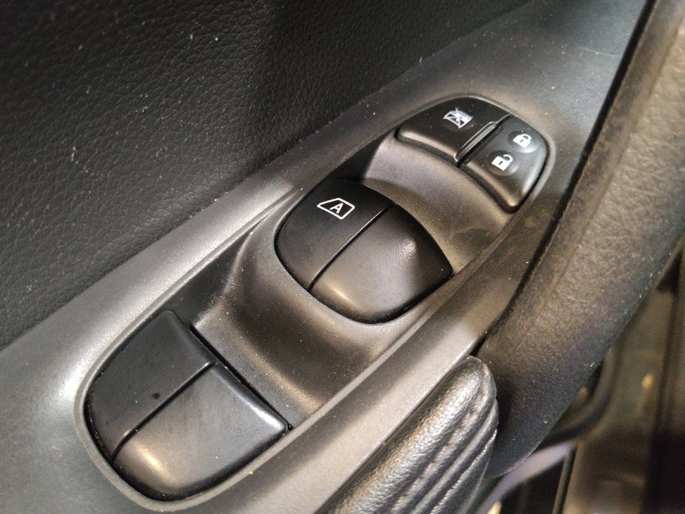 Used 2018 Nissan Rogue SV FWD image 27