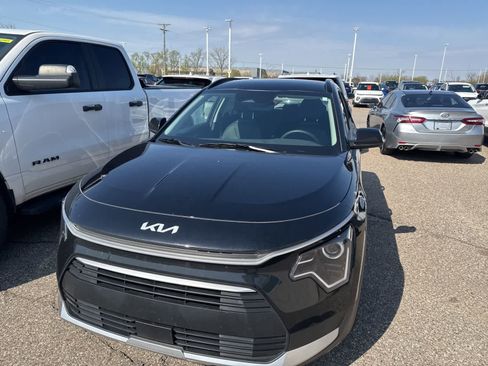 Used 2023 Kia Niro EX image 16