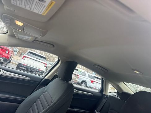 Used 2017 Ford Fusion SE w/ Fusion SE Technology Package image 24