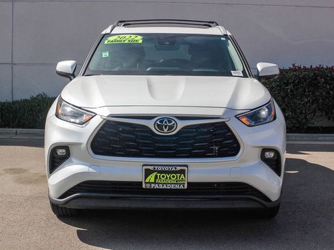 Used 2022 Toyota Highlander XLE image 2
