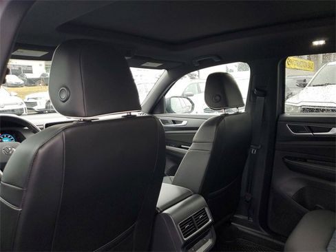 Used 2024 Volkswagen Atlas Cross Sport SEL Premium R-Line image 11