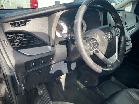 Used 2017 Toyota Sienna SE image 11
