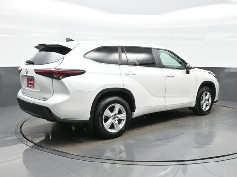 Used 2024 Toyota Highlander LE AWD/4WD image 6