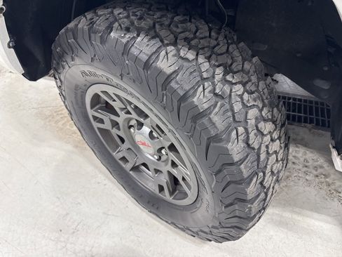 Used 2016 Toyota Tacoma TRD Sport w/ Premium & Technology Package image 5