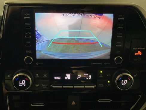Used 2021 Toyota Highlander XLE FWD image 20