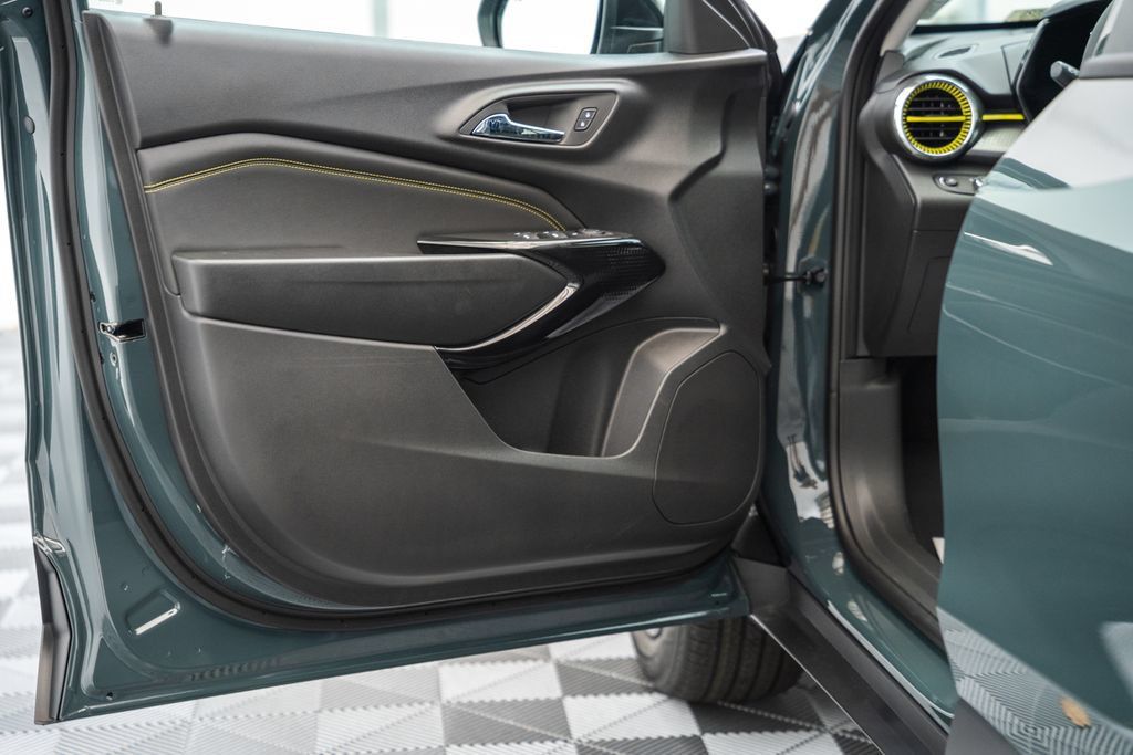 New 2026 Chevrolet Trax LT w/ Sunroof Package FWD image 38