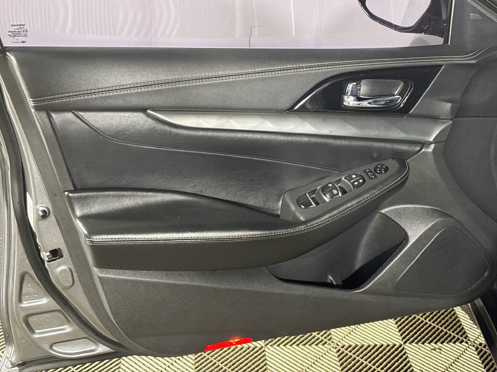 Used 2021 Nissan Maxima 3.5 SV w/ Floor Mat Group FWD image 10