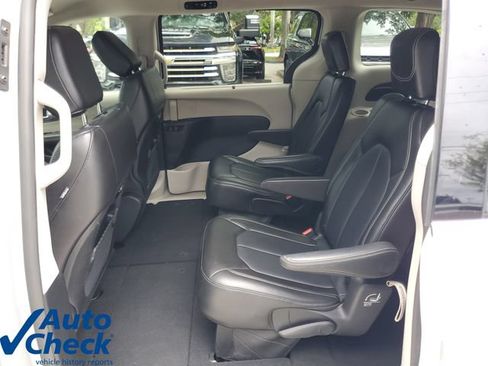Used 2024 Chrysler Pacifica Touring-L FWD image 12