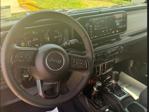 Used 2025 Jeep Wrangler Willys AWD/4WD image 4