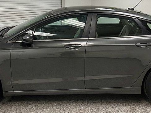 Used 2017 Ford Fusion SE w/ Fusion SE Technology Package image 8