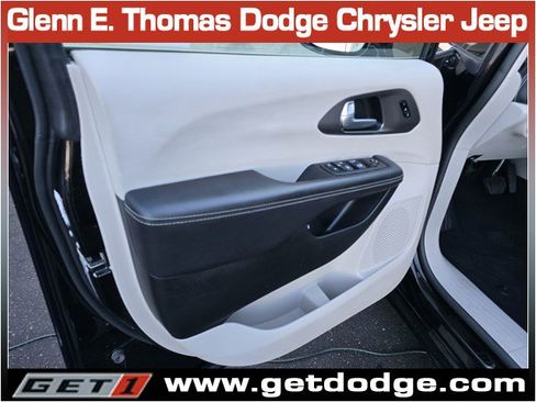 Used 2024 Chrysler Pacifica Select image 23
